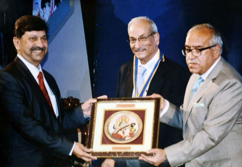 Dr. Naveen Rattan Adv receiving award for Best Conference Chairman of AIFTP North Zone from Hon'ble Mr. Justice Deepak Gupta (Former Judge Hon'ble Suprme Court of India).